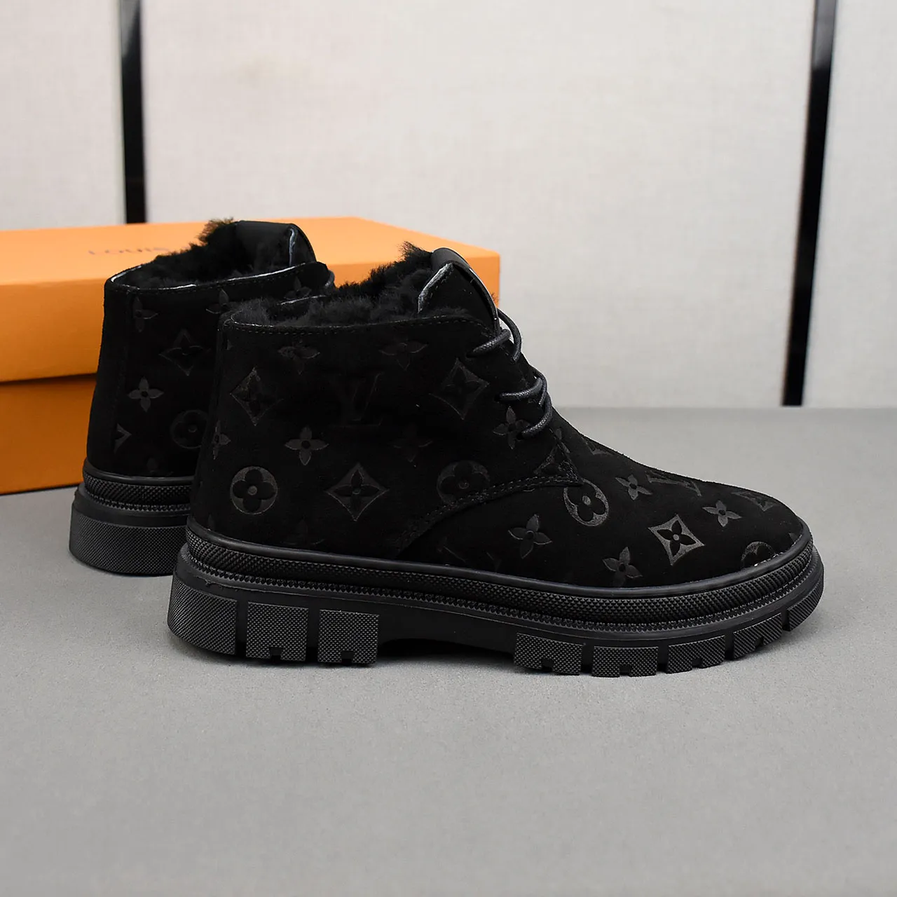 PP leather 230 gross 250👟👟👟LOUIS VUITTON LV donkey brand new thick-soled lace-up big-toe shoes men's casual shoes high-top short boots. These boots are made of waterproof nubuck to create a lightweight and comfortable shoe body. The trendy attitude of being both strong and soft makes it an everyday choice. ✔Upper: imported nubuck leather ✔Lining: sheepskin or wool ✔Outsole: molded outsole Size: 38-44